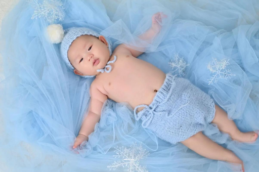 白山宝宝从床上掉下来