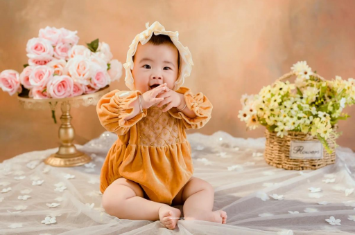 白山宝宝前额突出正常吗